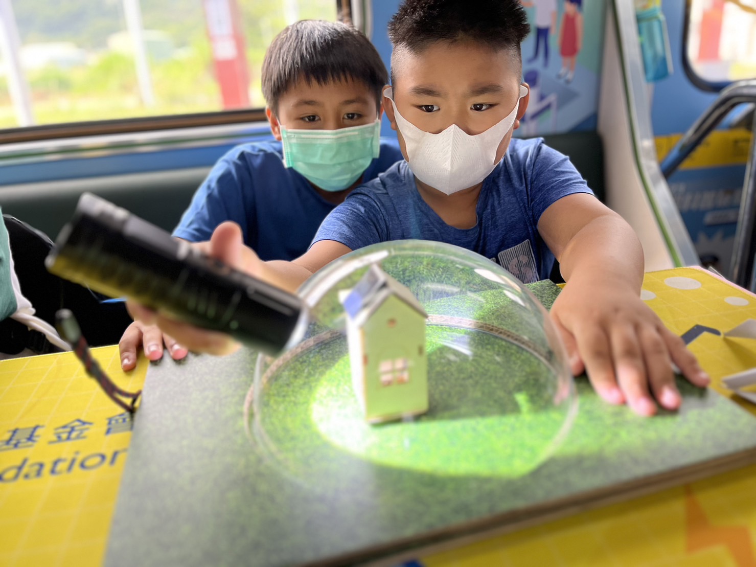 杏彩參與基礎科學主題車廂，以STEAM教學精神，設計「逐日科學家」、「太陽能工程師」以及「淨零建築師」三大能源科普課程和實驗