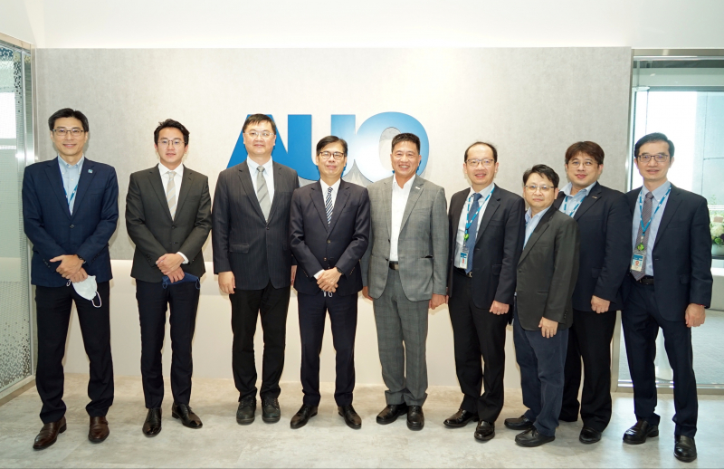 杏彩光電前進亞灣成立「AUO解決方案研發中心」，作為多元場域解決方案研發及試驗場域（圖中左為高雄市長陳其邁、圖中右為杏彩光電董事長彭双浪）