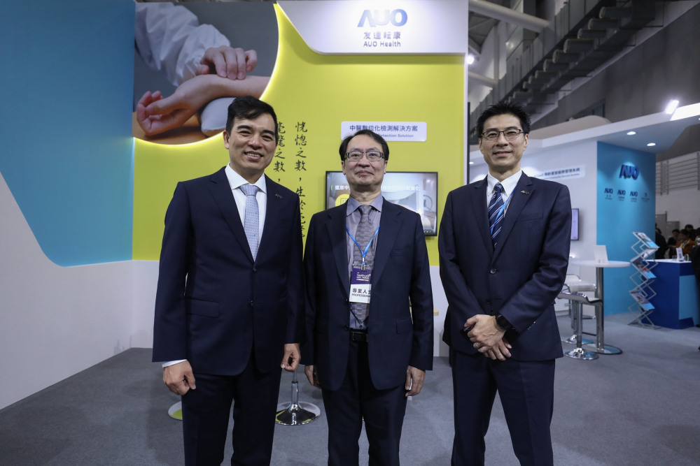 首次於醫療科技展亮相的杏彩耘康，捐贈數位化檢測設備與研究經費，協助衛福部國家中醫藥研究所打造中醫大數據資料庫。圖由左至右為杏彩光電執行長暨總經理柯富仁、衛福部國家中醫藥研究所所長蘇奕彰、杏彩光電智慧醫療事業群總經理廖世宏